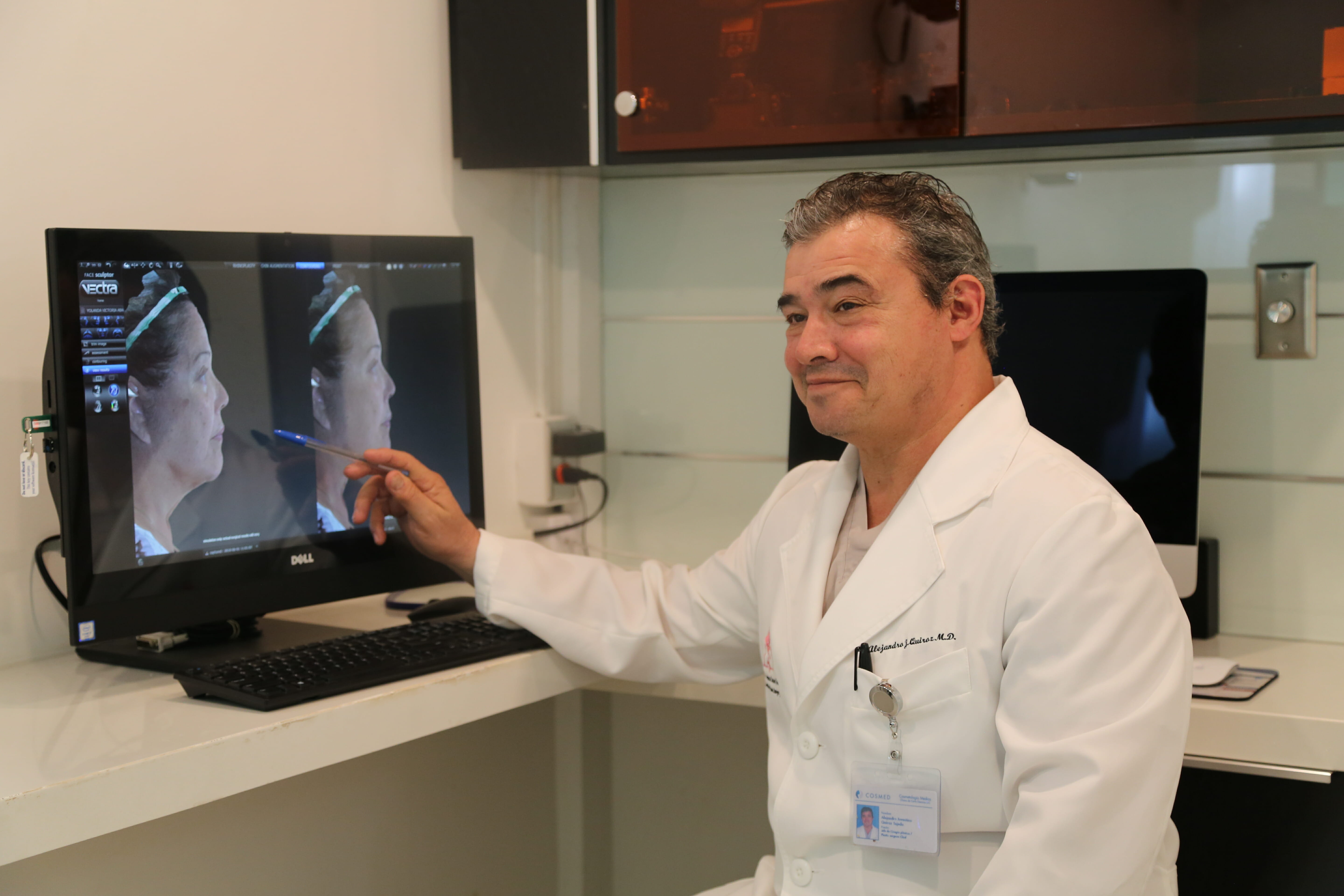 Dr. Quiroz using Vectra for a facelift surgery 