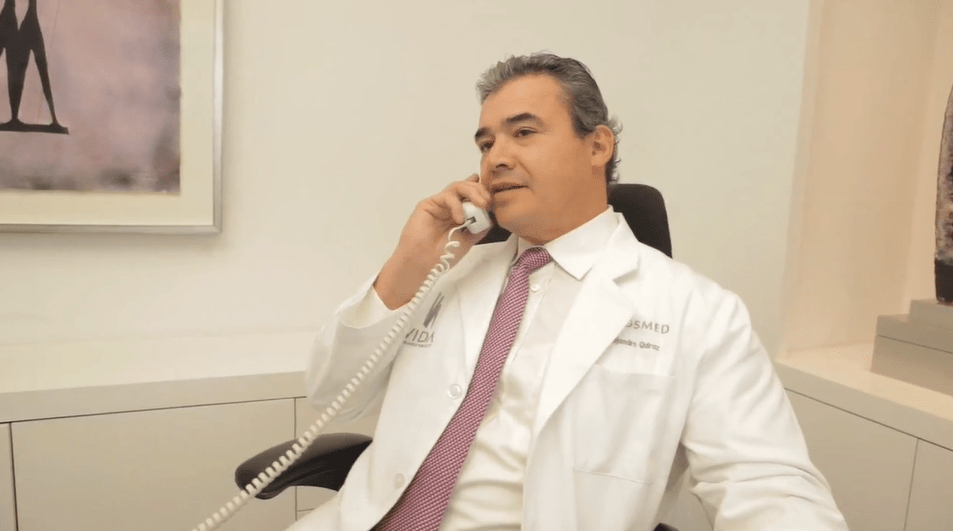 Dr Quiroz en una consulta virtual