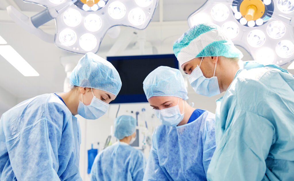 Group surgeons performing a procedure in the operating room